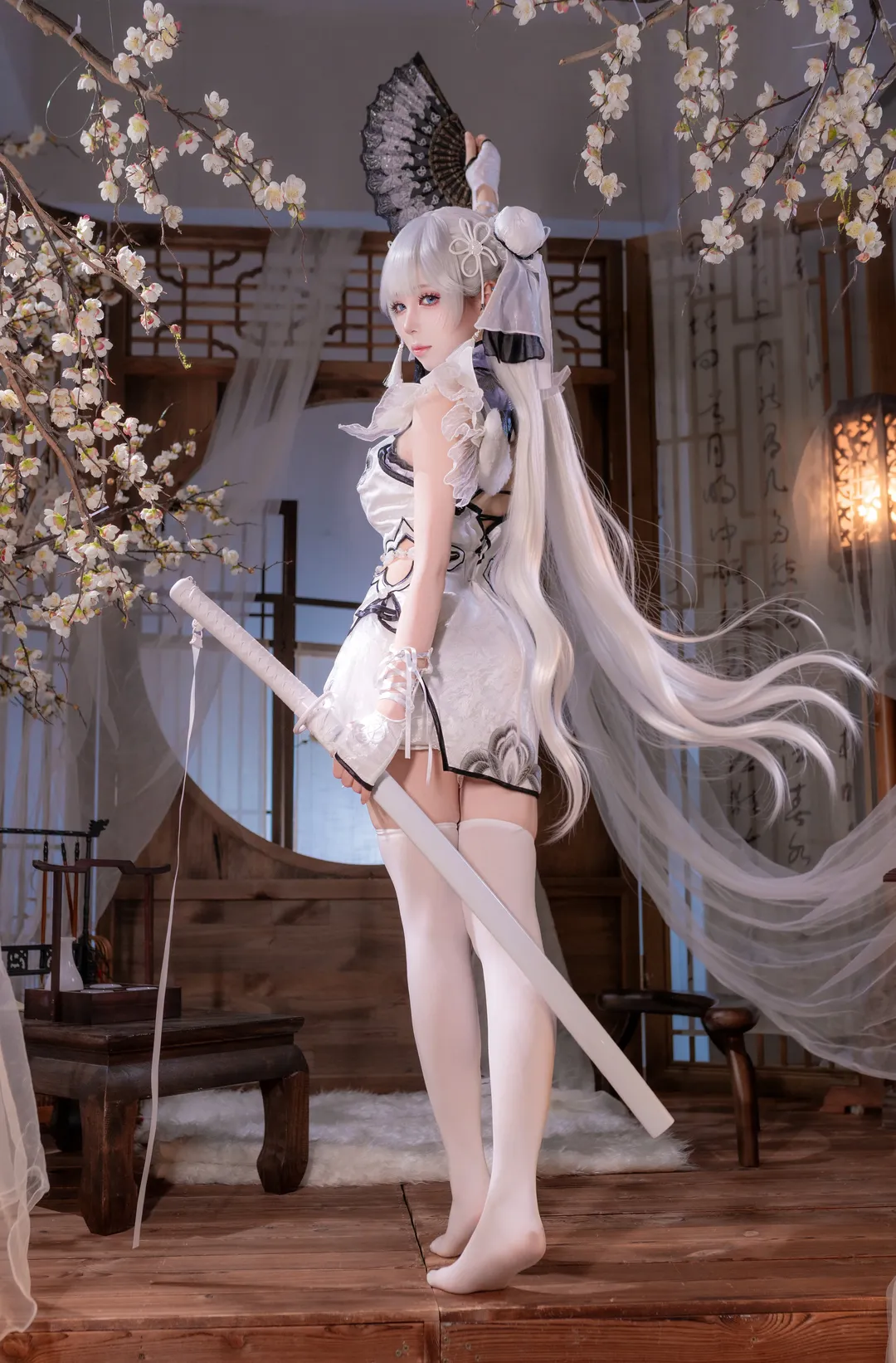 【殷紫萍cos】永劫无间殷紫萍，白裙执剑的国风演绎 - 第 1 张