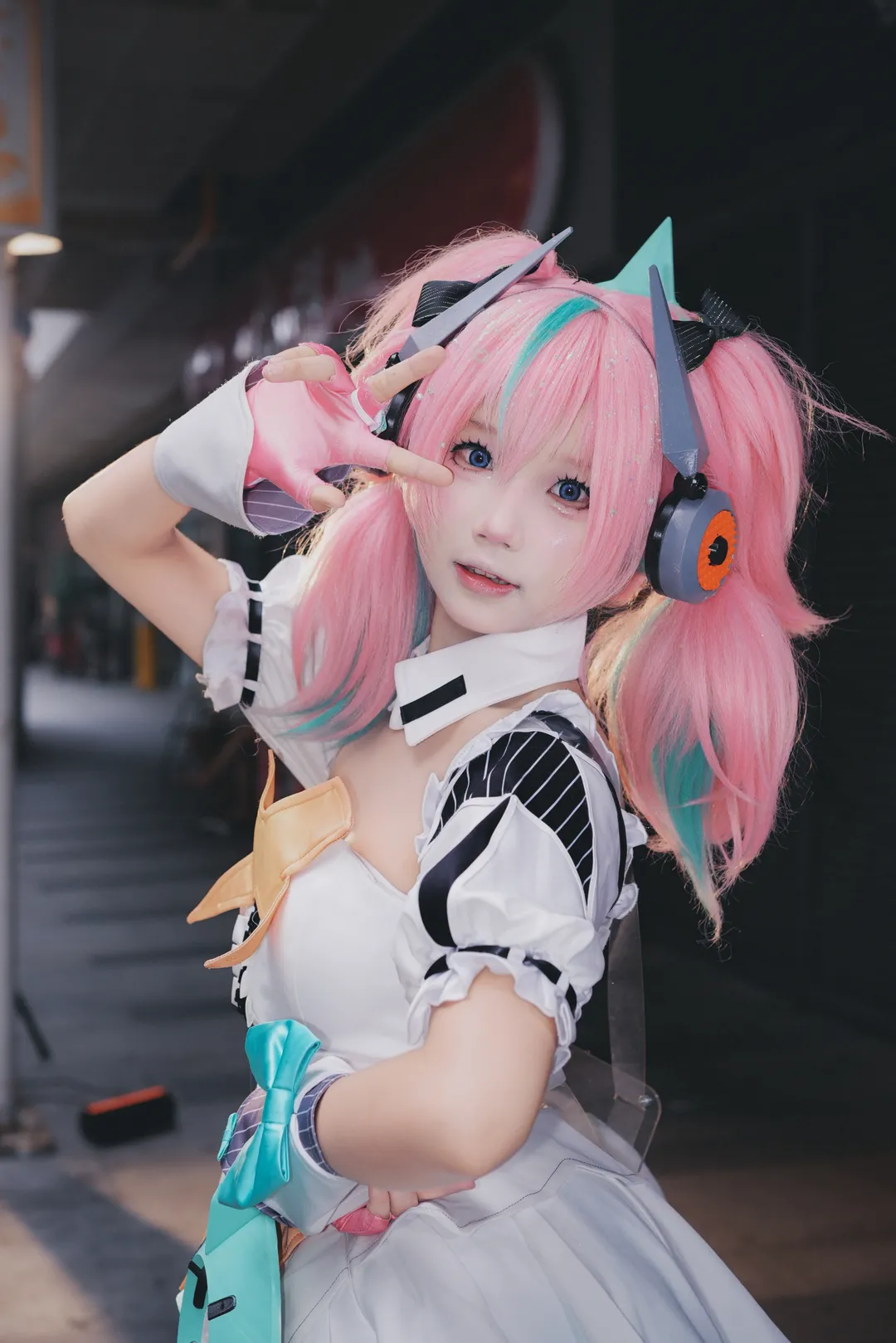 【爱芮cos】绝区零妄想天使的街头出击 - 第 1 张