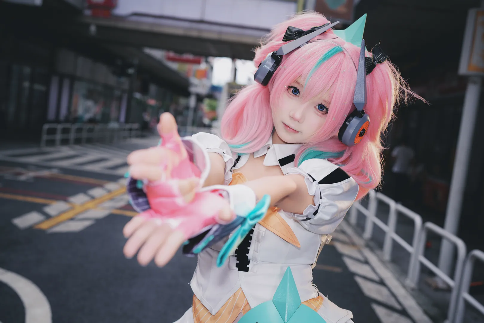 【爱芮cos】绝区零妄想天使的街头出击 - 第 2 张