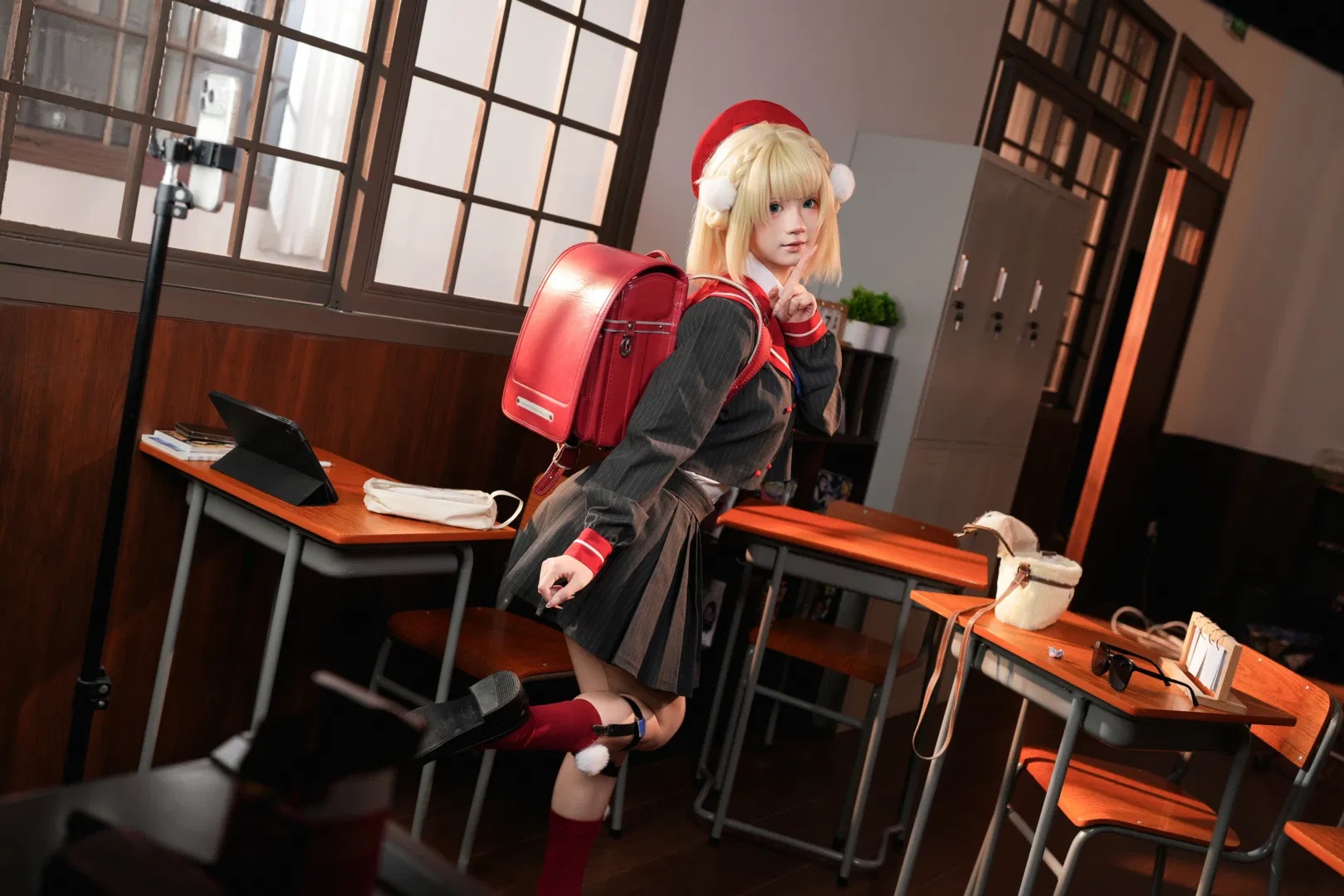 时雨羽衣cos 条纹水手服与红袜长筒袜的教室日常 - 第 6 张