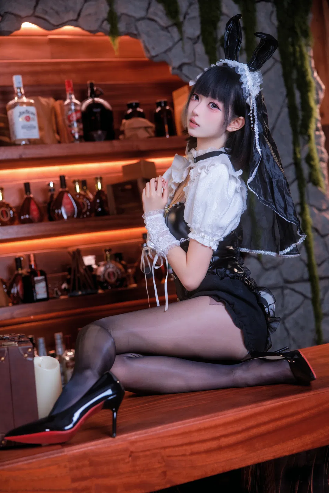 复古酒吧里的黑色兔女郎造型记录 - 第 1 张
