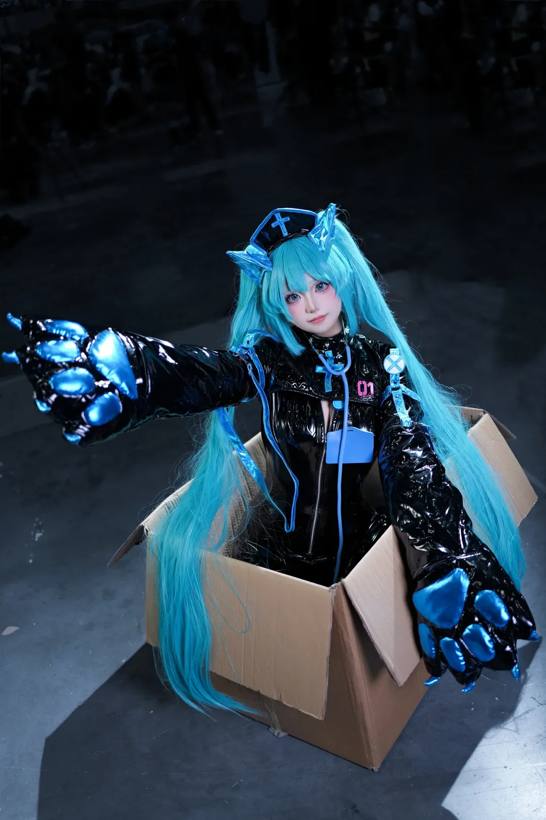 【初音未來cos】初始之音響徹未來的皮衣護士造型心得 - 第 2 張
