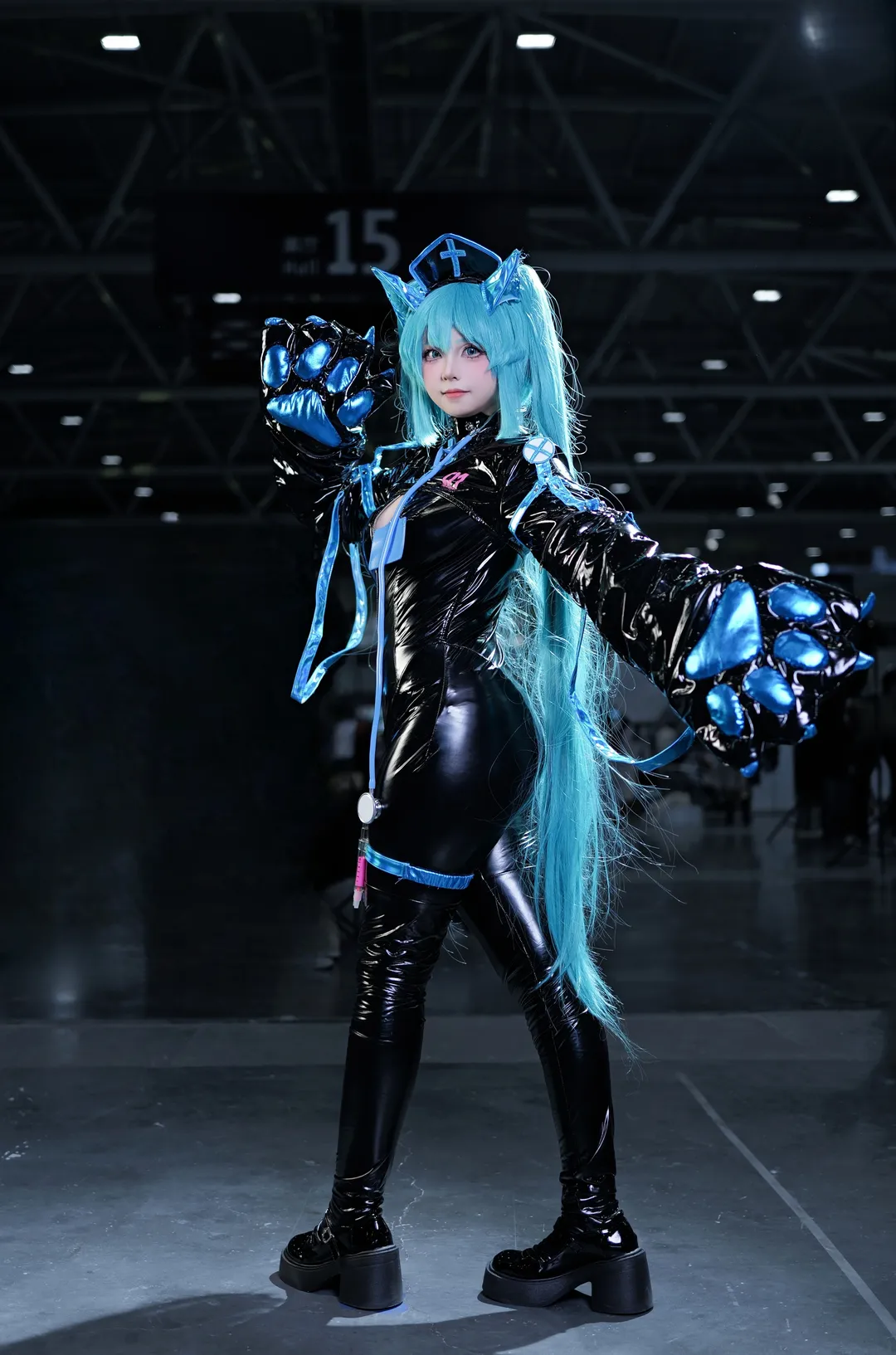 【初音未來cos】初始之音響徹未來的皮衣護士造型心得 - 第 5 張