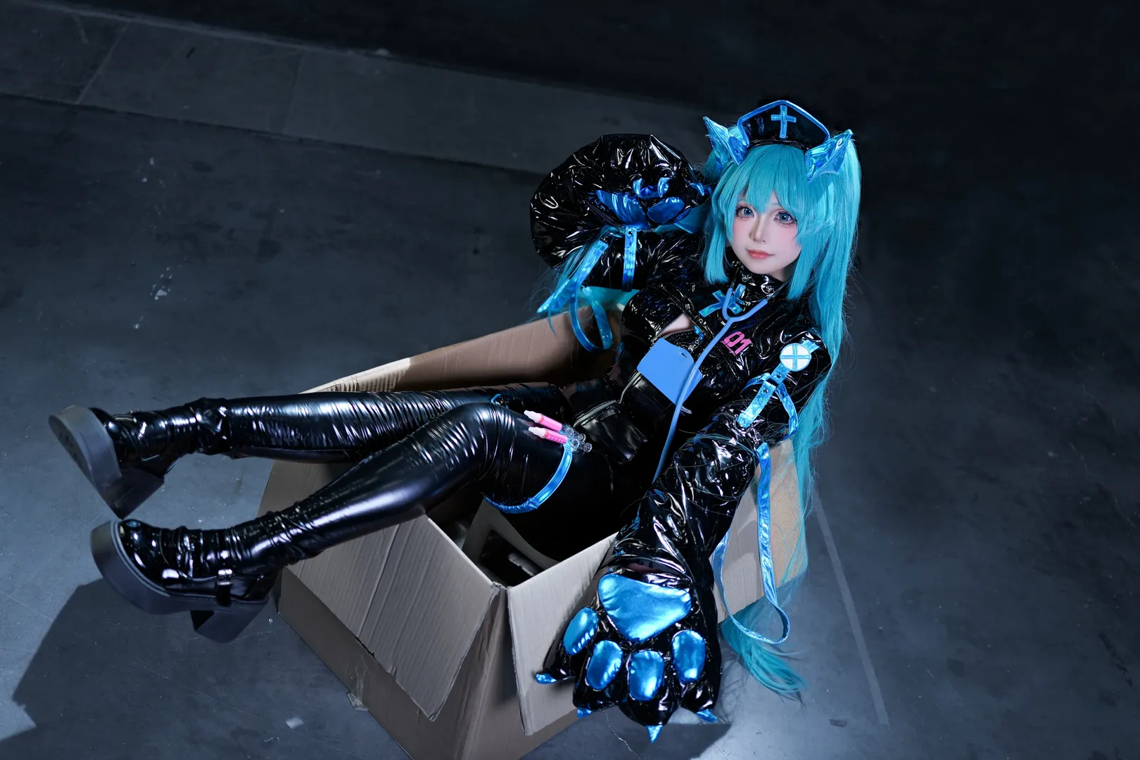 【初音未來cos】初始之音響徹未來的皮衣護士造型心得 - 第 6 張