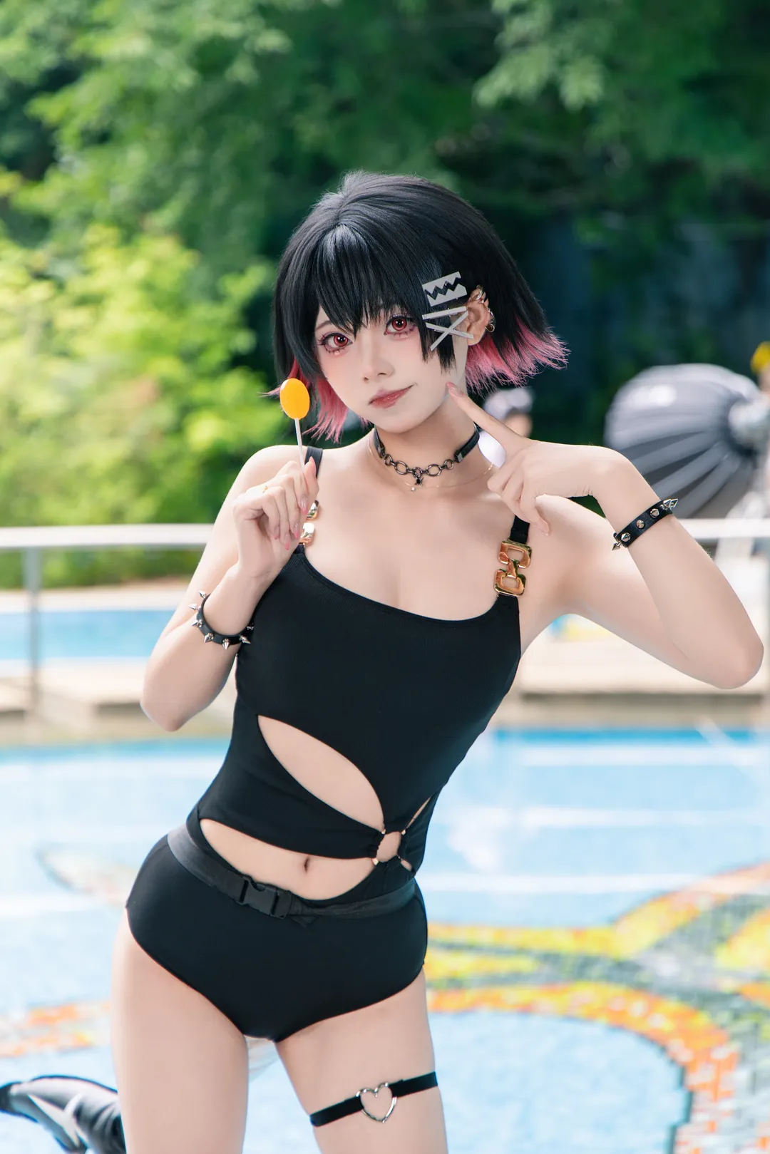 【艾莲cos】绝区零泳池拍摄记录，和鲨鱼尾巴一起清凉一夏 - 第 1 张