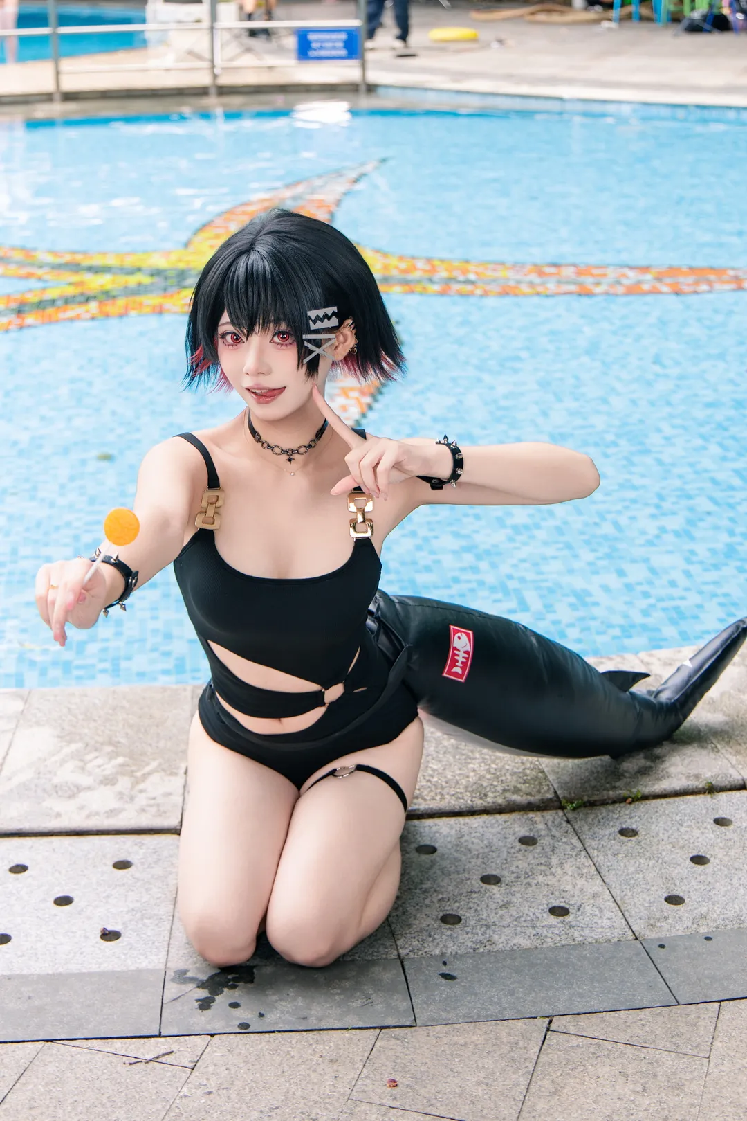 【艾莲cos】绝区零泳池拍摄记录，和鲨鱼尾巴一起清凉一夏 - 第 5 张