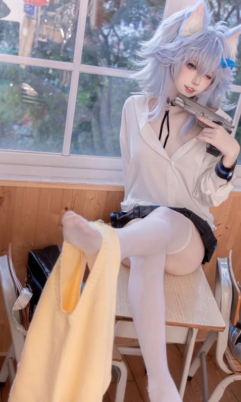 碧蓝航线兽耳小蓝毛的教室摸鱼写真，白丝制服上课摆烂 - 第 2 张