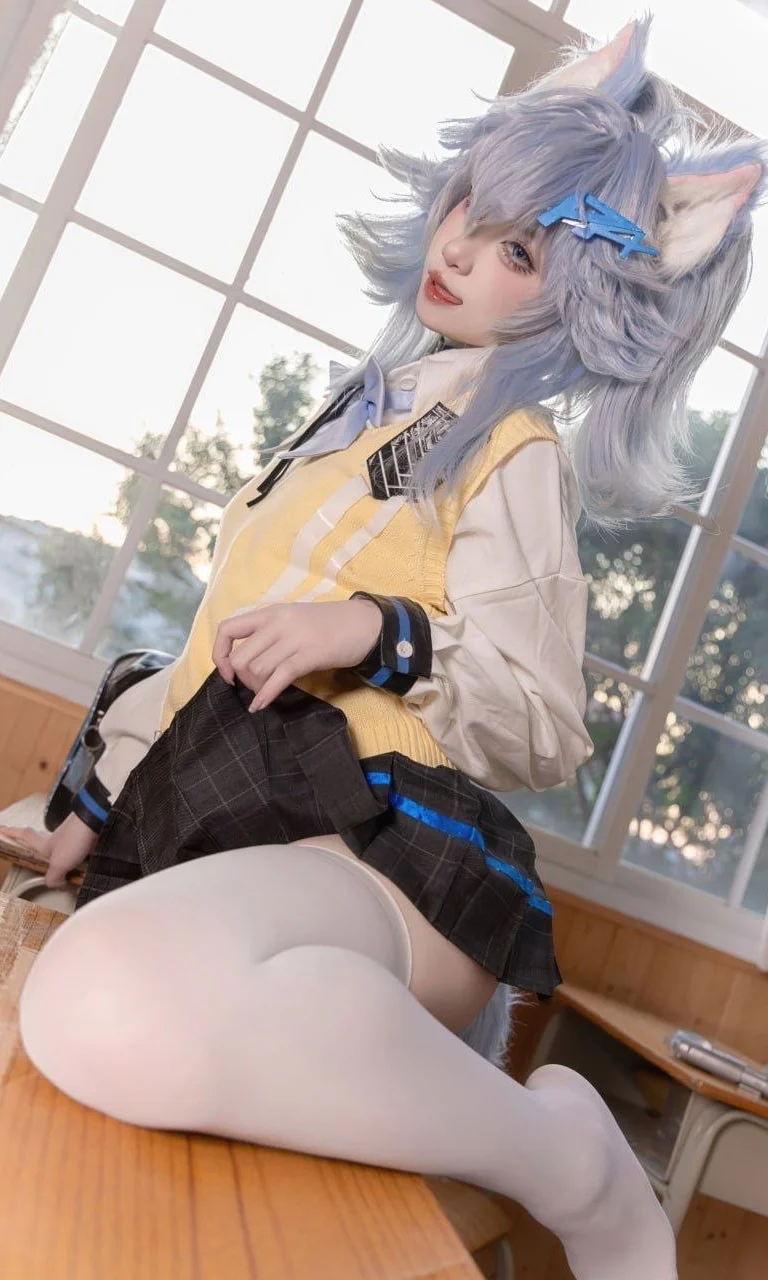 碧蓝航线兽耳小蓝毛的教室摸鱼写真，白丝制服上课摆烂 - 第 4 张