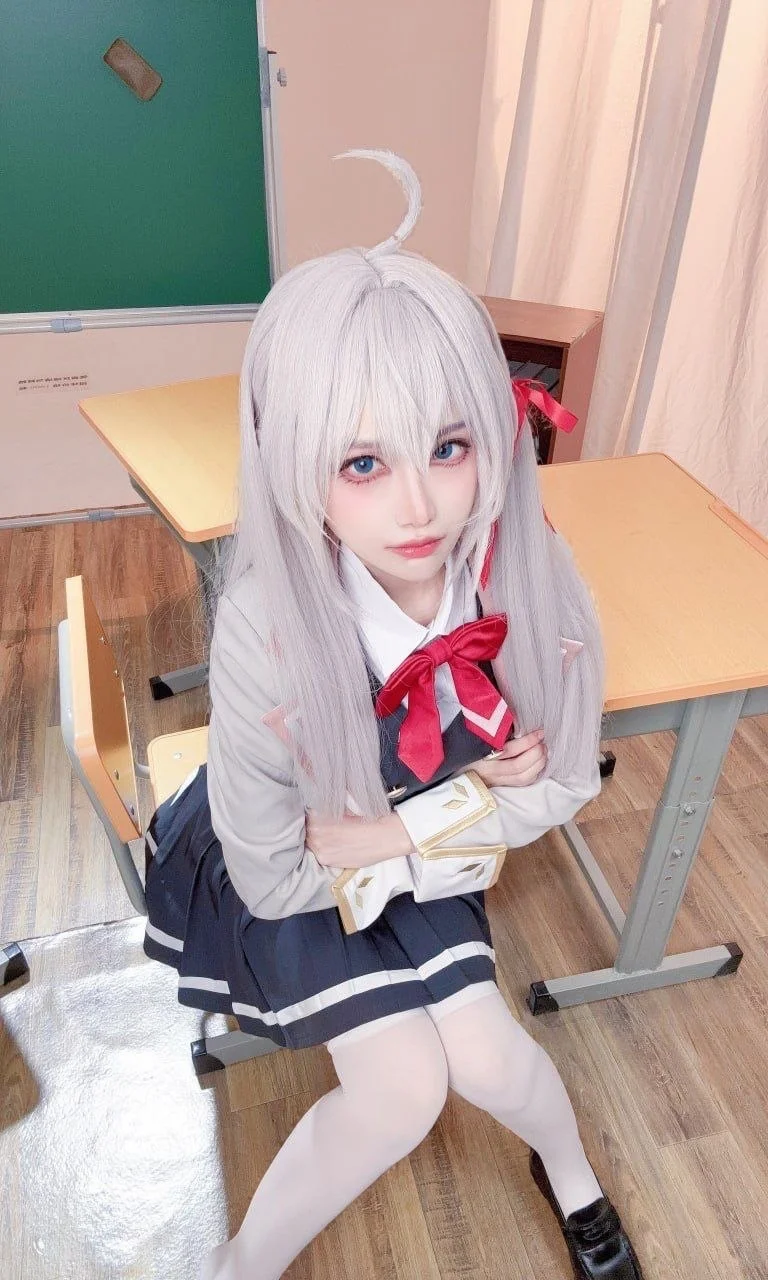 【艾莉同学cos】下课后的松弛时刻，顺便学两句俄语 - 第 1 张