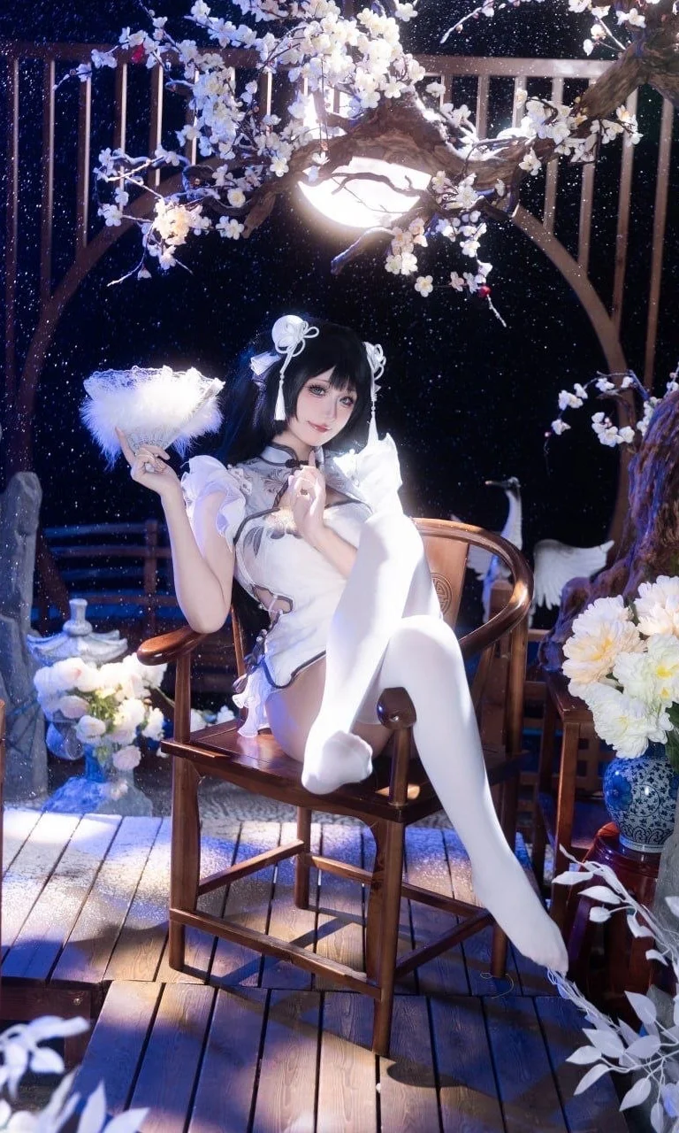夜静花繁，执扇栖于亭间的白旗袍少女 - 第 1 张