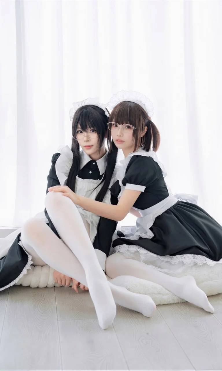 双人女仆写真：宅邸待命，黑白蕾丝与纯白丝袜的碰撞 - 第 5 张
