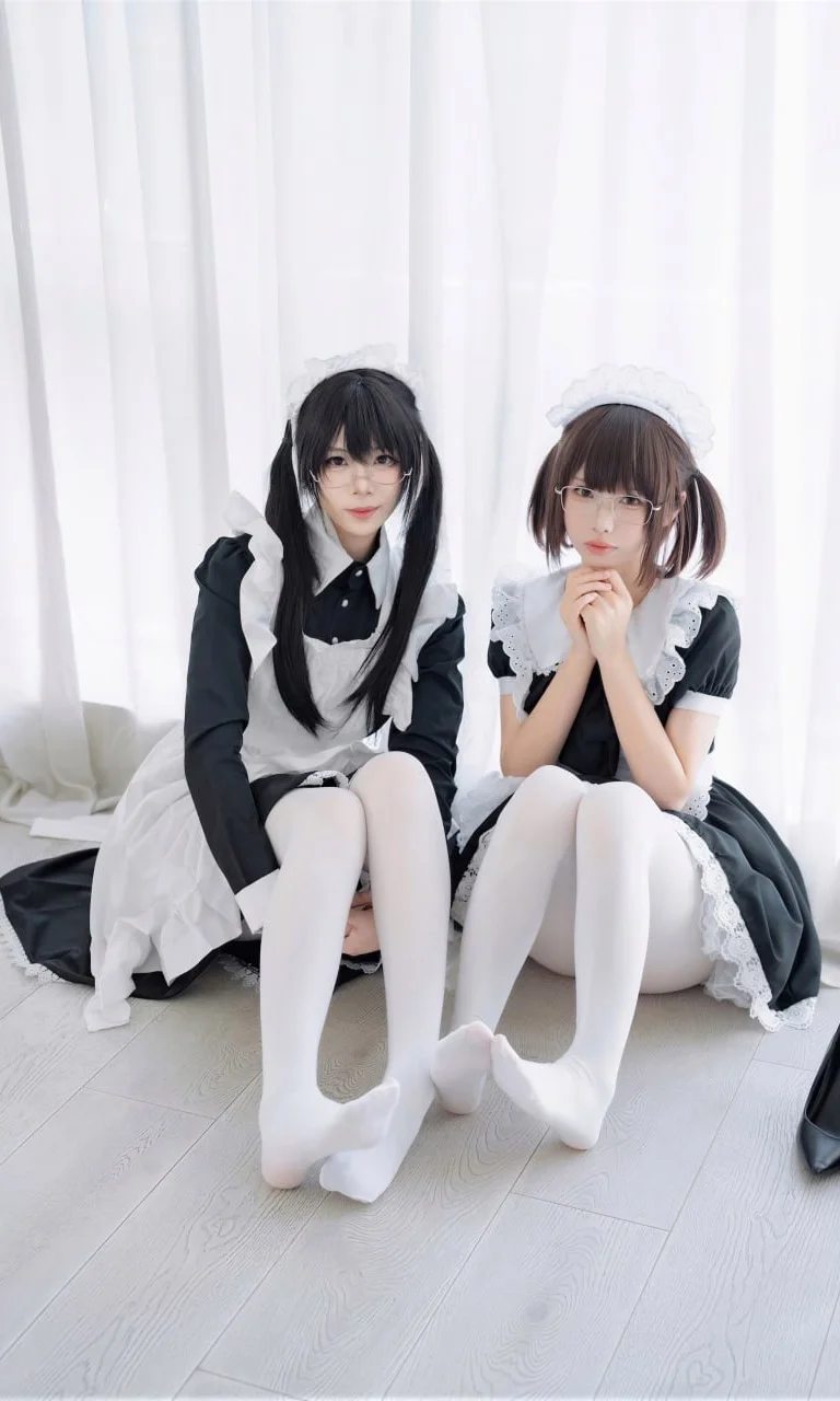 双人女仆写真：宅邸待命，黑白蕾丝与纯白丝袜的碰撞 - 第 6 张