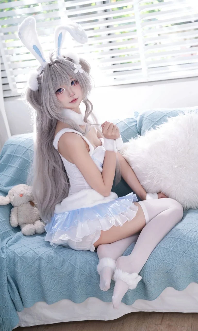 午后阳光里的蓝白小兔写真 慵懒又治愈的私房时光 - 第 1 张