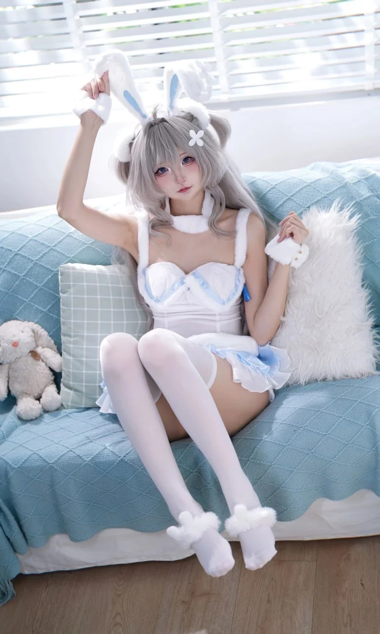 午后阳光里的蓝白小兔写真 慵懒又治愈的私房时光 - 第 3 张