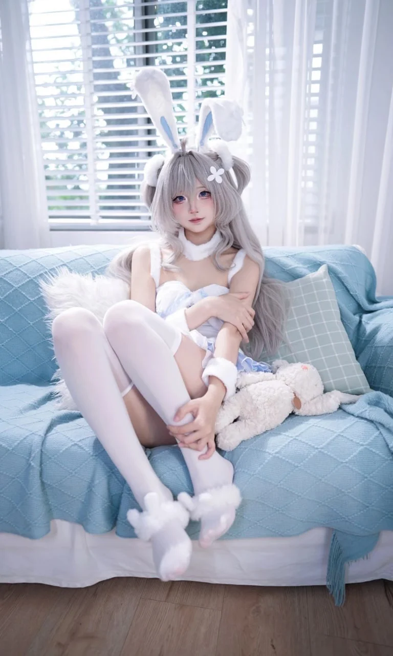 午后阳光里的蓝白小兔写真 慵懒又治愈的私房时光 - 第 5 张