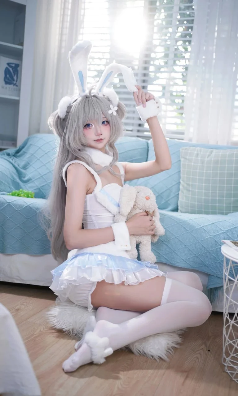 午后阳光里的蓝白小兔写真 慵懒又治愈的私房时光 - 第 6 张