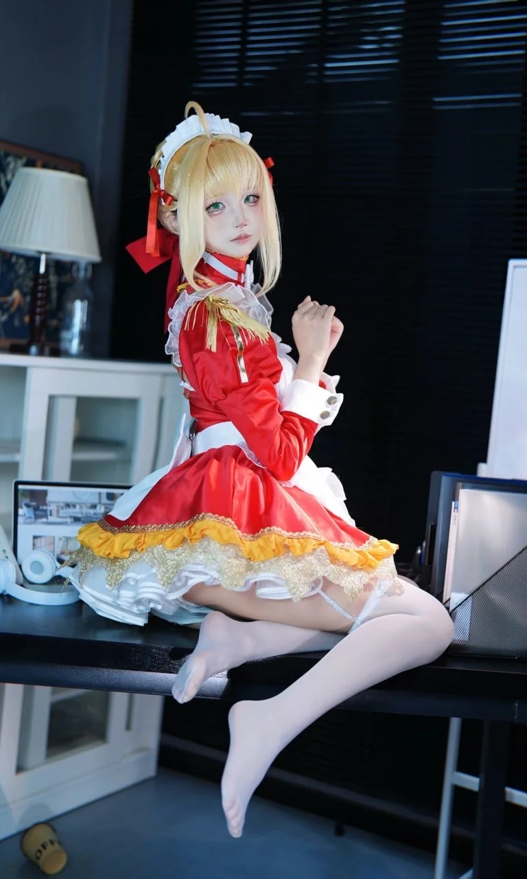 【尼禄cos】FGO女仆尼禄，红衣金饰与白丝的细节还原 - 第 1 张