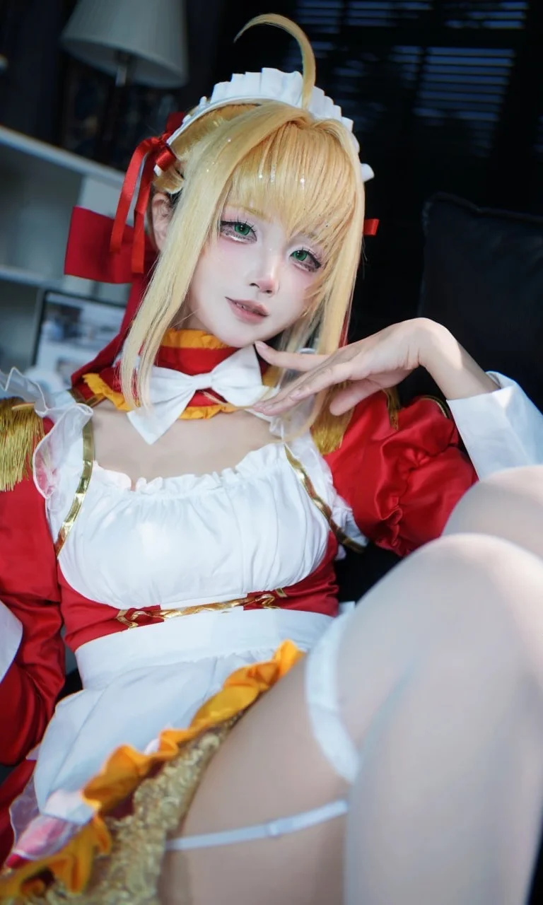 【尼禄cos】FGO女仆尼禄，红衣金饰与白丝的细节还原 - 第 2 张