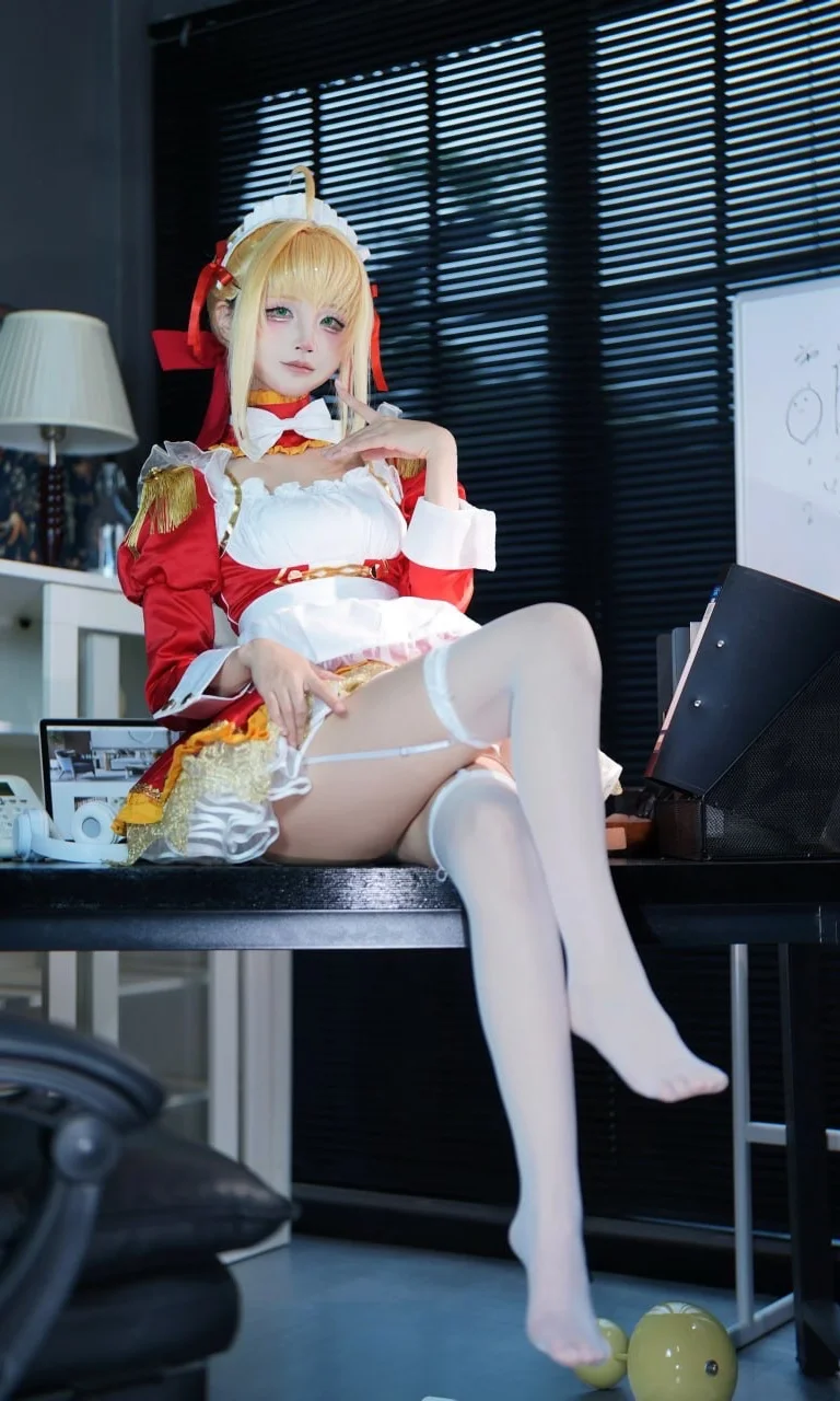 【尼禄cos】FGO女仆尼禄，红衣金饰与白丝的细节还原 - 第 3 张