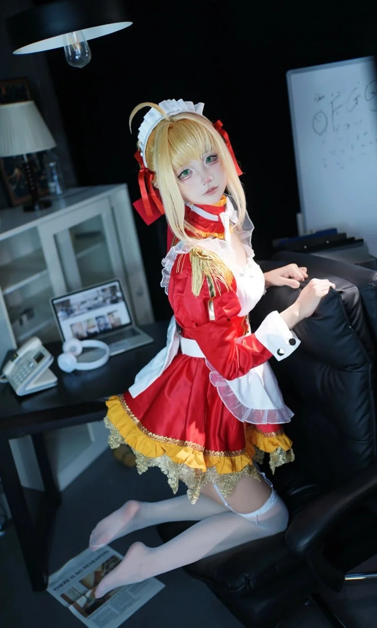 【尼禄cos】FGO女仆尼禄，红衣金饰与白丝的细节还原 - 第 5 张