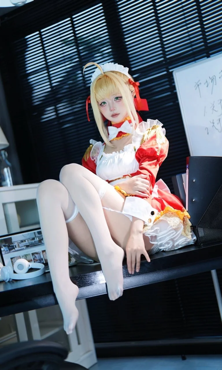 【尼禄cos】FGO女仆尼禄，红衣金饰与白丝的细节还原 - 第 6 张