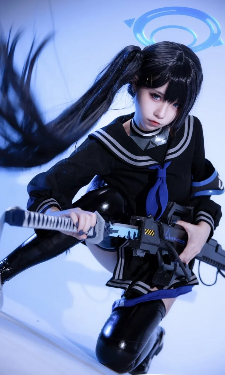 冷色调科幻风少女cos 黑色水手服搭配漆皮长筒袜太飒了 - 第 1 张