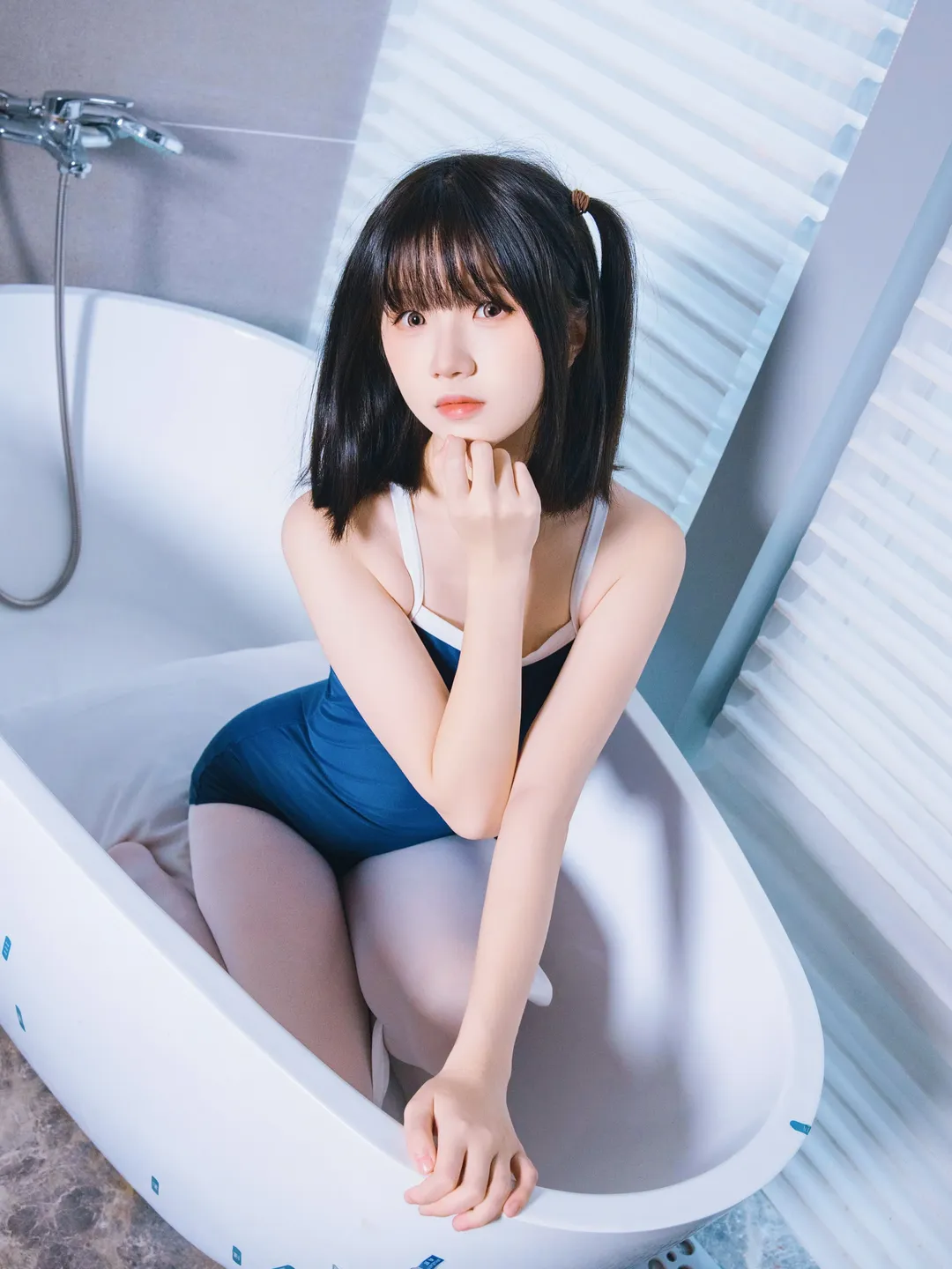 夏日浴室蓝白时光，深蓝泳衣白丝写真 - 第 1 张
