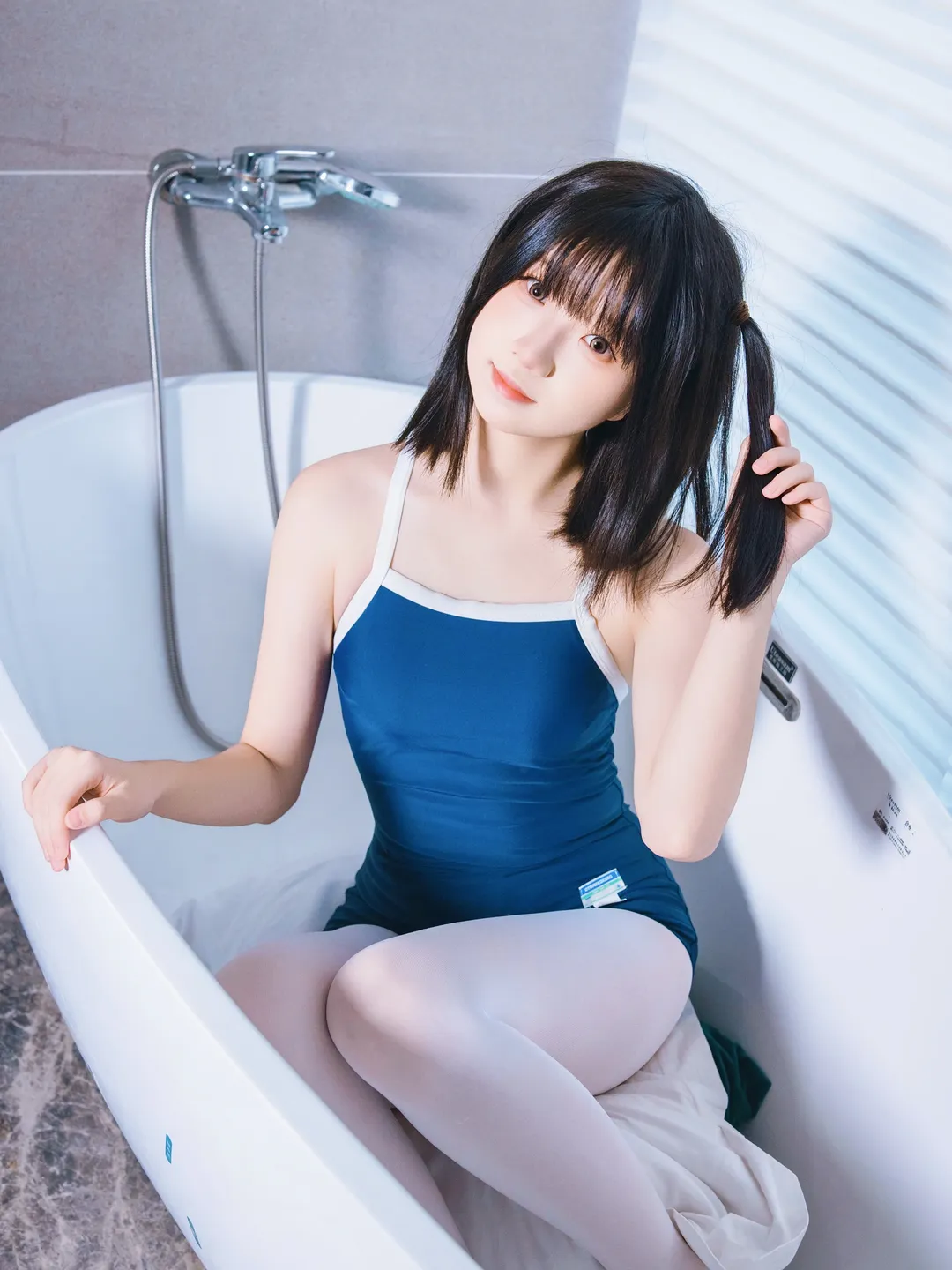 夏日浴室蓝白时光，深蓝泳衣白丝写真 - 第 2 张