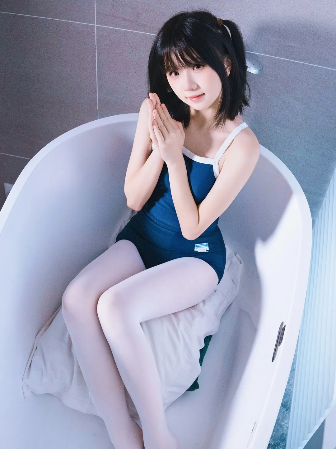 夏日浴室蓝白时光，深蓝泳衣白丝写真 - 第 3 张