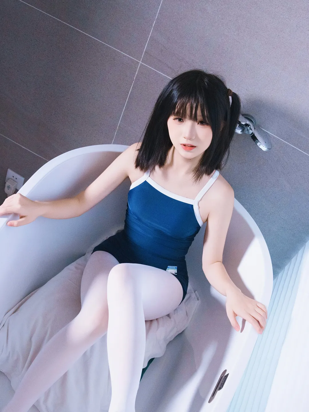夏日浴室蓝白时光，深蓝泳衣白丝写真 - 第 7 张