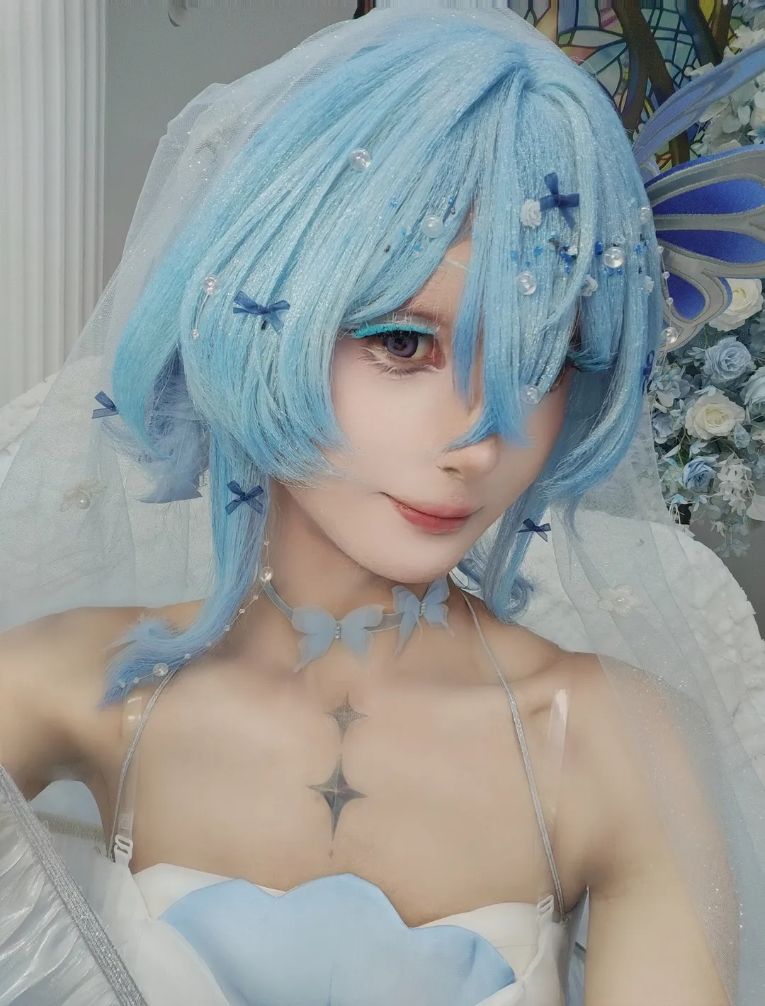 【守岸人cos】藍白婚紗造型，蝴蝶與珍珠點綴的夢幻自拍 - 第 1 張