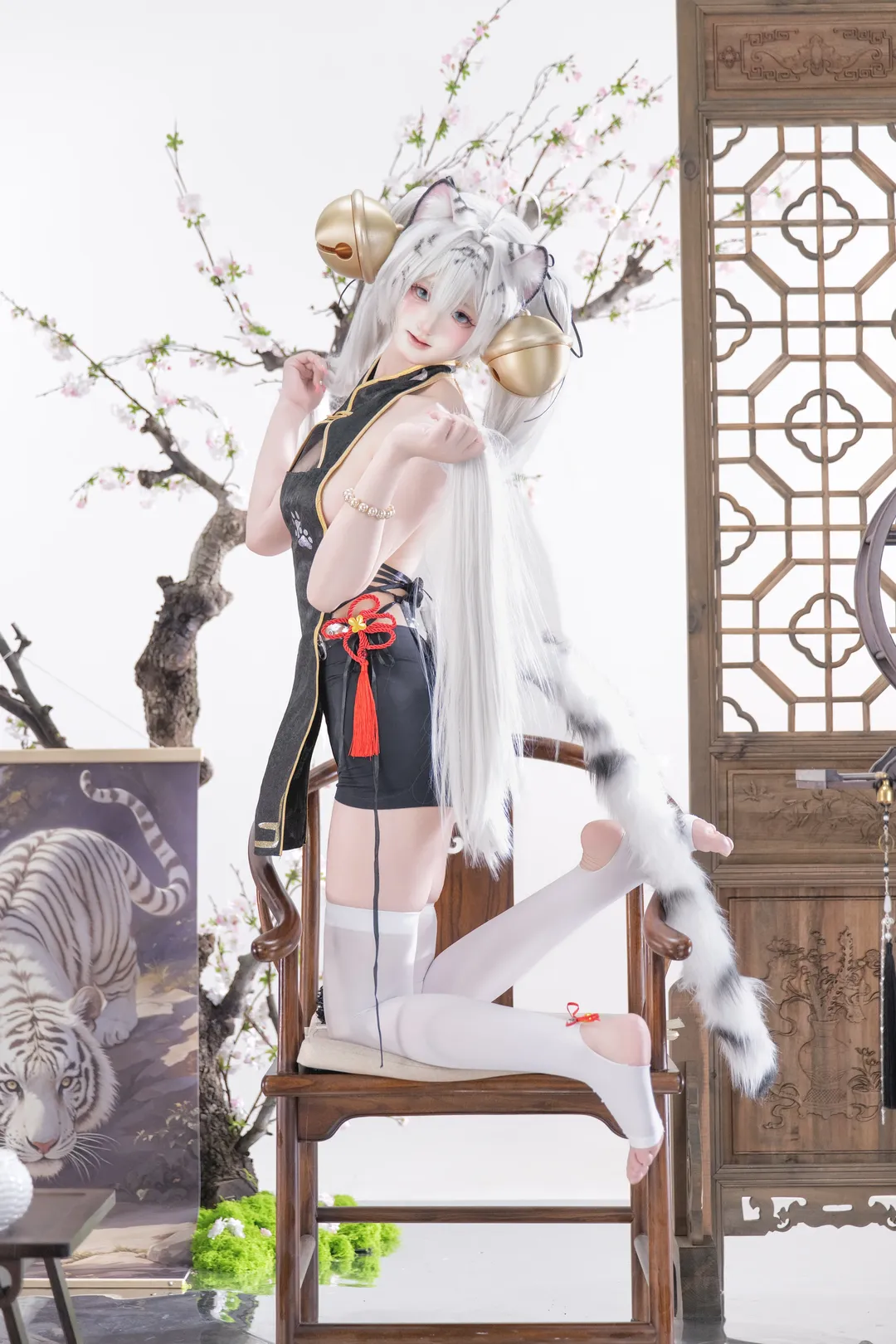 【白虎娘cos】国风黑金与银白双马尾的兽耳造型 - 第 1 张