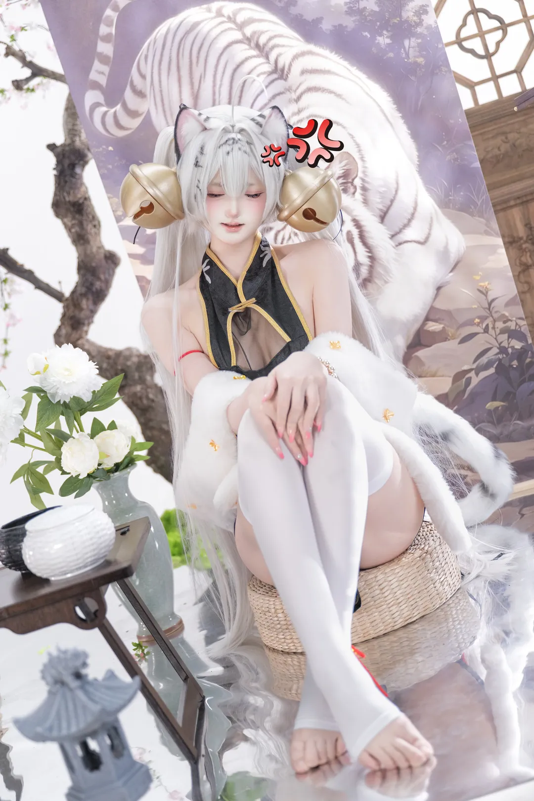 白虎娘银发兽耳装扮，白丝与毛绒尾巴的奇幻棚拍记录 - 第 1 张