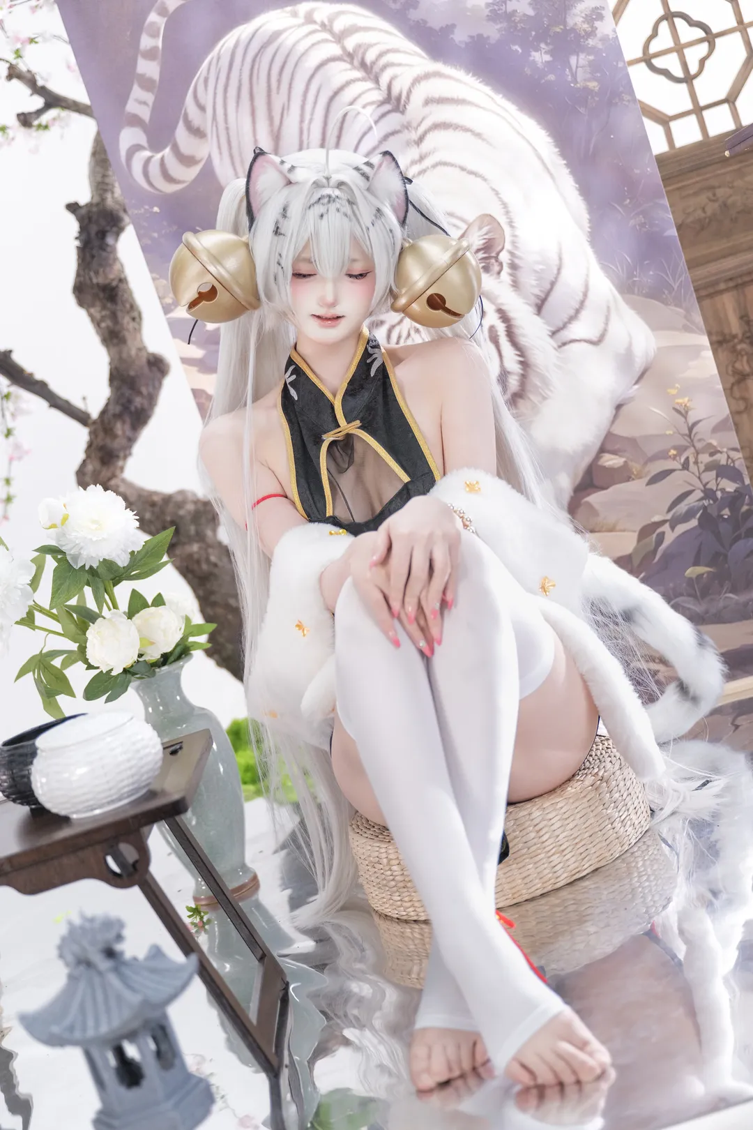 白虎娘银发兽耳装扮，白丝与毛绒尾巴的奇幻棚拍记录 - 第 2 张