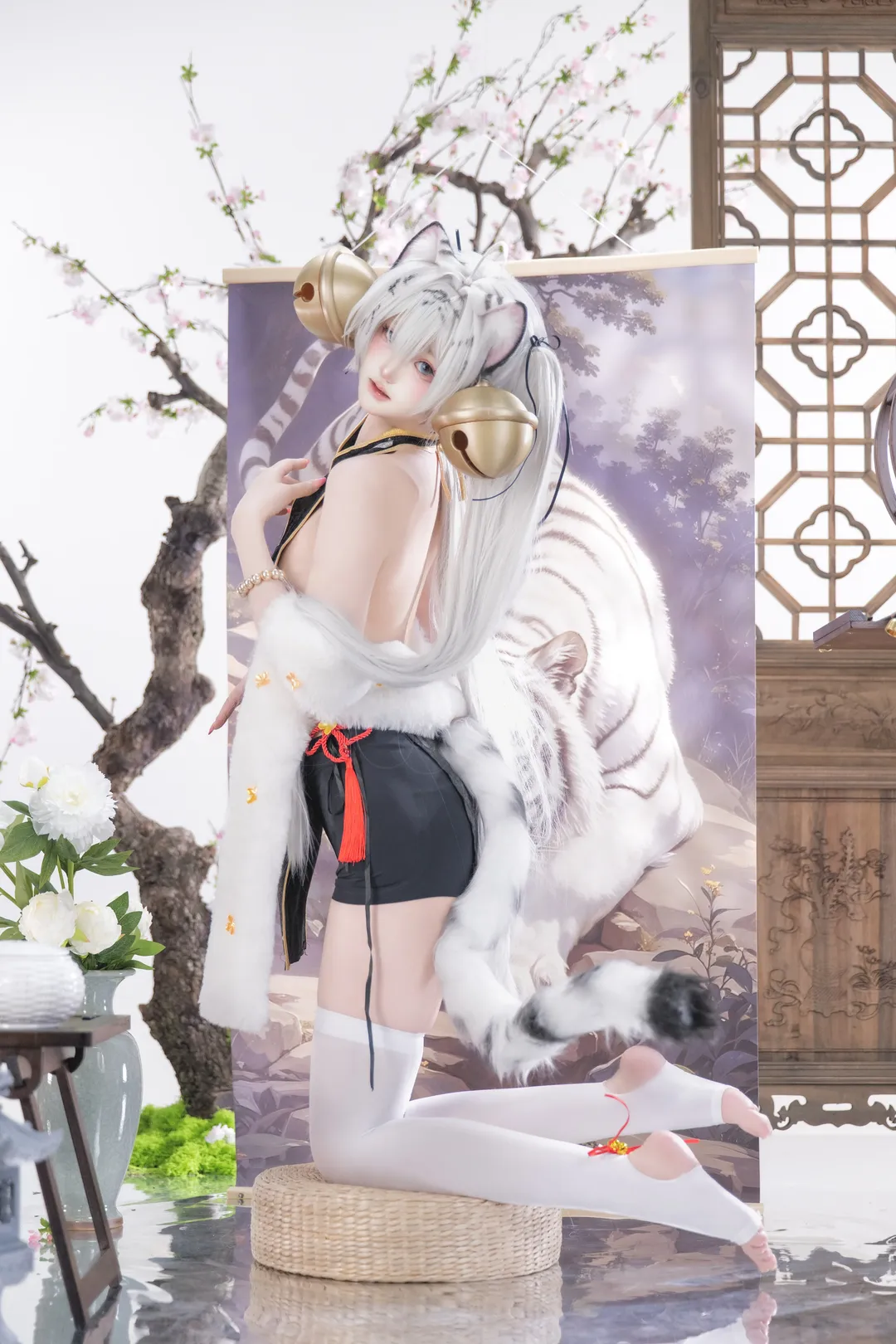 白虎娘cos 银发虎耳与超大金铃铛的毛绒体验 - 第 1 张