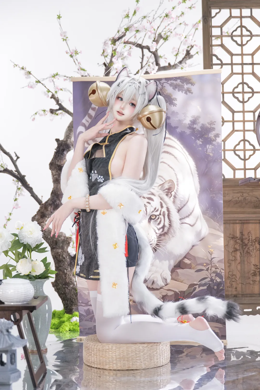 白虎娘cos 银发虎耳与超大金铃铛的毛绒体验 - 第 2 张