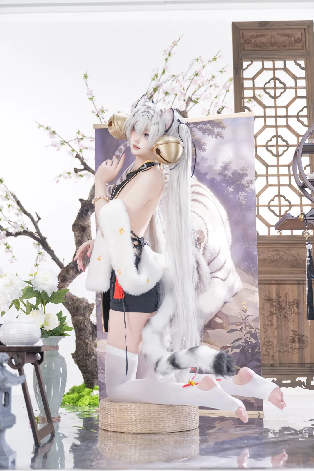 白虎娘cos 银发虎耳与超大金铃铛的毛绒体验 - 第 3 张