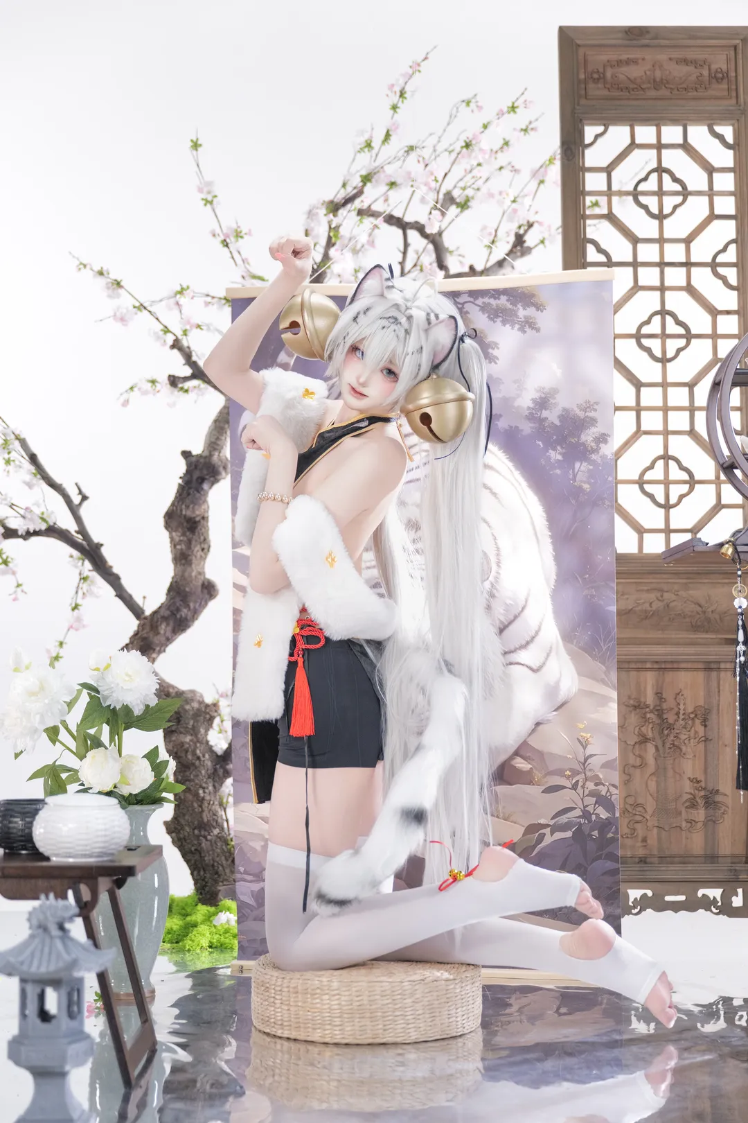 白虎娘cos 银发虎耳与超大金铃铛的毛绒体验 - 第 4 张