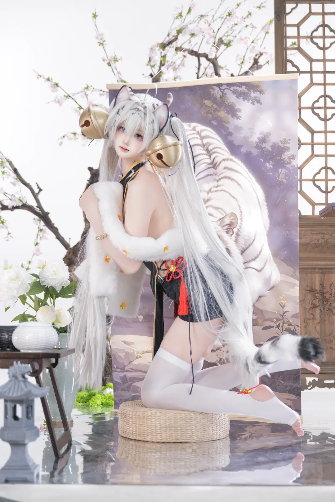 白虎娘cos 银发虎耳与超大金铃铛的毛绒体验 - 第 5 张