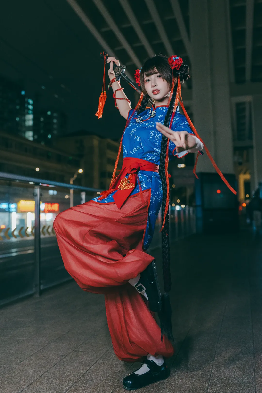 城市夜景里的国风武侠，这套中华娘穿搭细节拉满 - 第 2 张