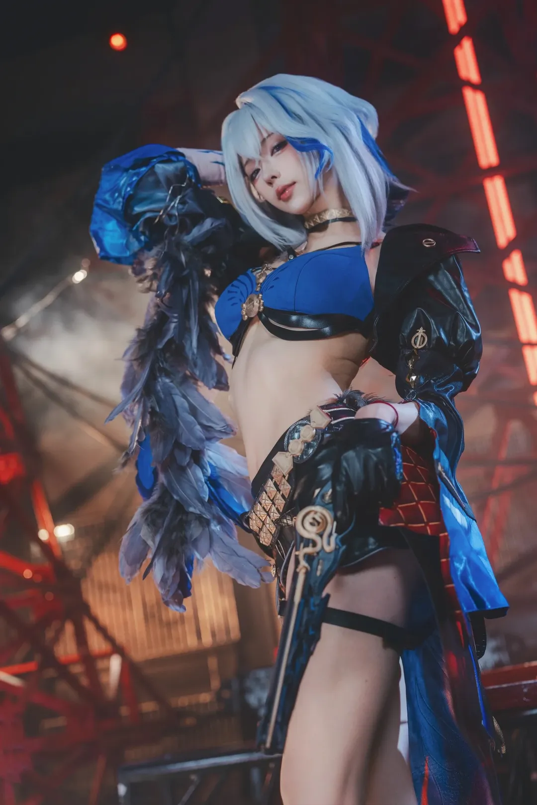 【嘉贝莉娜cos】鸣潮猎手上线，蓝白渐变发色与羽毛猎装张力拉满 - 第 1 张