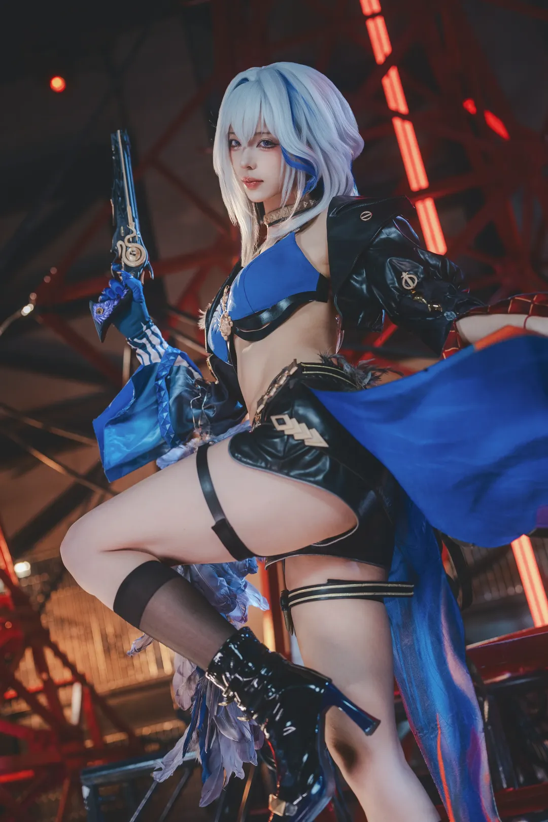 【嘉贝莉娜cos】鸣潮猎手上线，蓝白渐变发色与羽毛猎装张力拉满 - 第 3 张