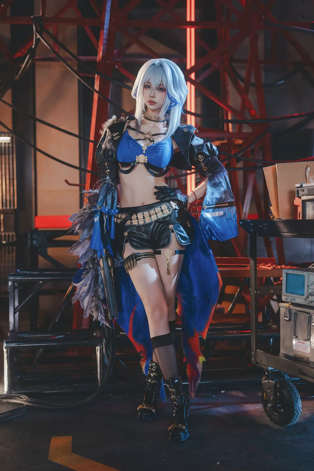 【嘉贝莉娜cos】鸣潮猎手上线，蓝白渐变发色与羽毛猎装张力拉满 - 第 4 张