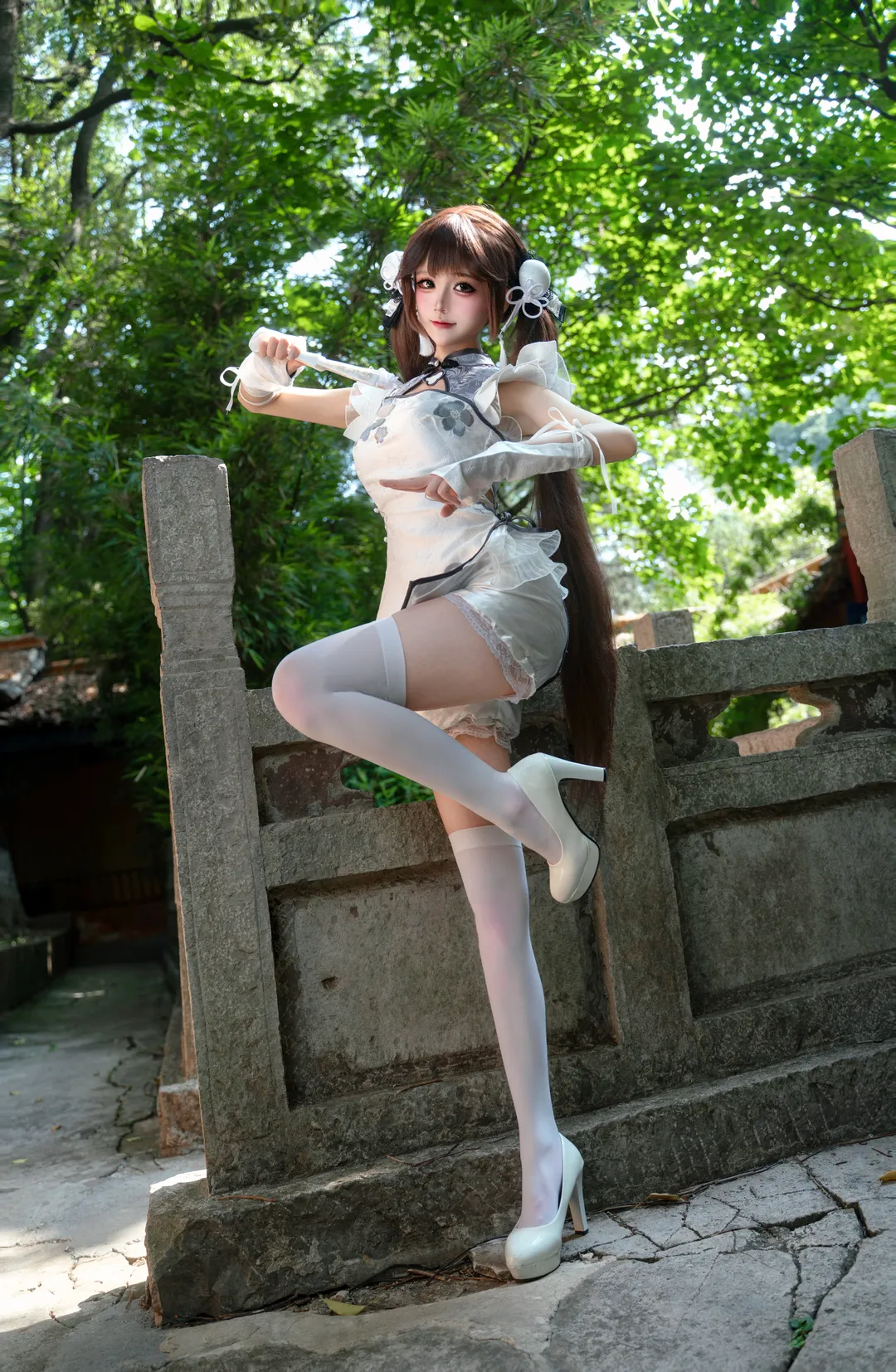 【殷紫萍cos】园林石栏间的白丝执剑少女 - 第 1 张