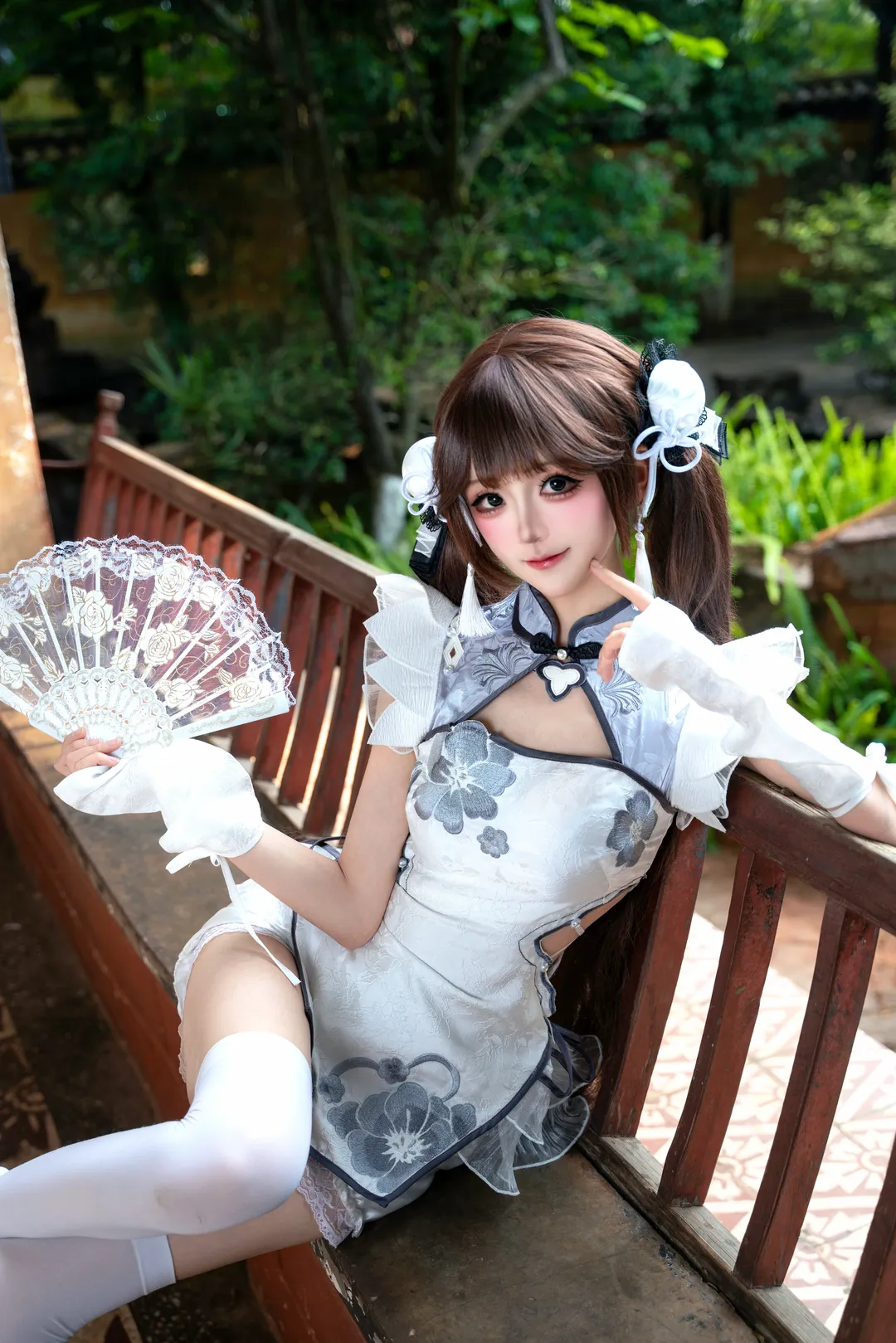 【殷紫萍cos】园林石栏间的白丝执剑少女 - 第 8 张