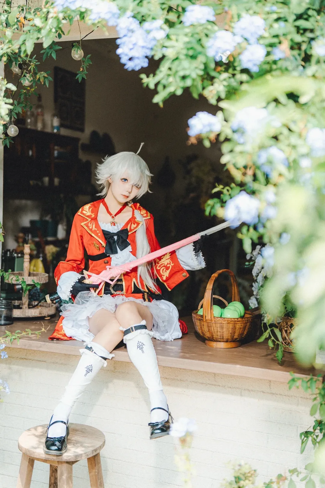 【阿莉塞cos】最终幻想14赤魔校服，花丛窗台边的午后休憩 - 第 1 张