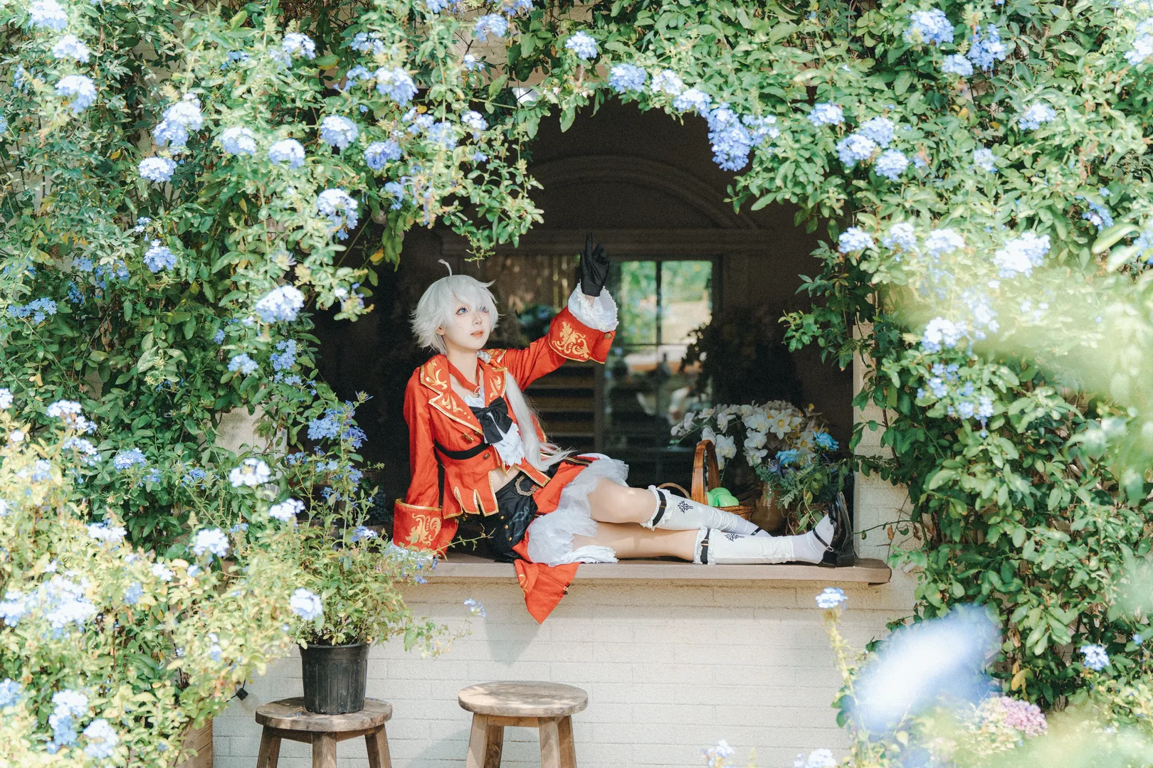 【阿莉塞cos】最终幻想14赤魔校服，花丛窗台边的午后休憩 - 第 2 张