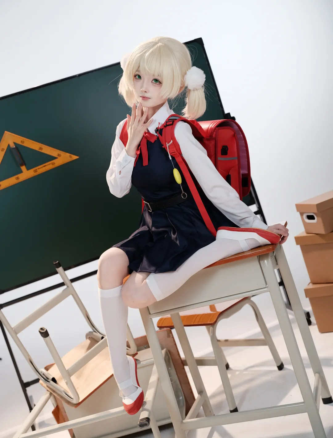 【时雨羽衣cos】白棚教室风，双马尾与红书包的拍照姿势分享 - 第 1 张