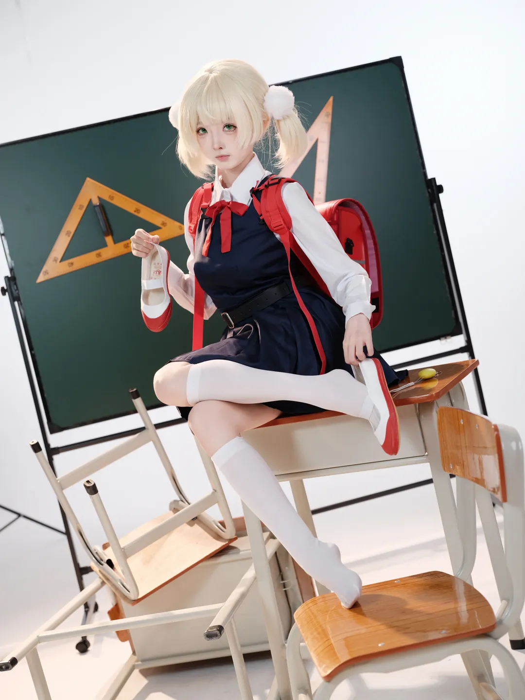 【时雨羽衣cos】白棚教室风，双马尾与红书包的拍照姿势分享 - 第 2 张