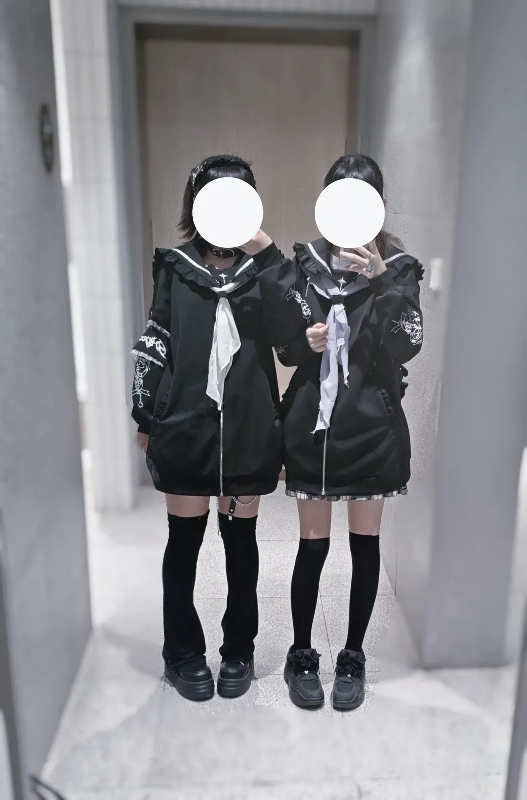 暗黑水手服双子星出街，这套黑色系穿搭太对味了